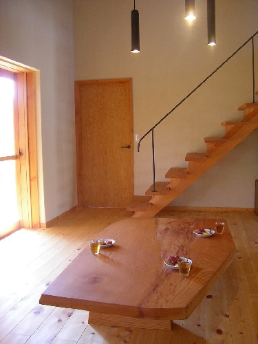 中村建築事務所の住まいの建築例　リビング　階段