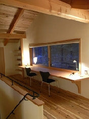 中村建築事務所の山荘建築例　二階テーブル