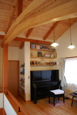 中村建築事務所の住まいの建築例 赤松の梁