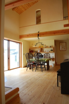 中村建築事務所の住まいの建築例 吹き抜けのリビング