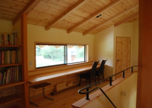 中村建築事務所の住まいの建築例 竹の見えるダイニング中村建築事務所の住まいの建築例 書棚