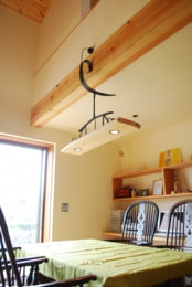 中村建築事務所の住まいの建築例 手づくりのライト