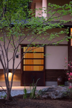 住まい 古い蔵戸の玄関