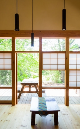 中村建築事務所の住まいの建築例 多彩な自然の中に馴染む、猫目障子のある家