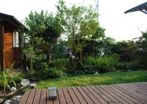 中村建築事務所の住まいの建築例　デッキから見る庭