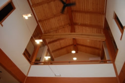 中村建築事務所の住まいの建築例　天井と赤松の梁